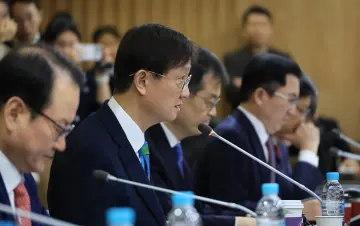 이찬진 금감원장, 보험사에 "소비자 보호 최우선" 주문